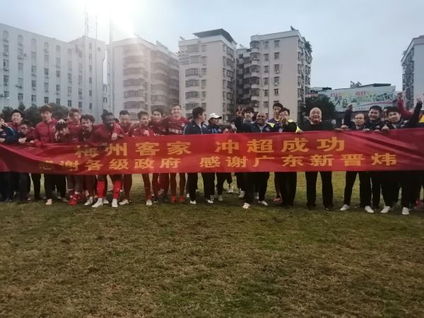 比赛第74分钟，那不勒斯主力门将梅雷特受伤离场，由于那不勒斯二号门将戈利尼的左脚踝也有伤，因此主帅马扎里不得不换上了三号门将孔蒂尼。